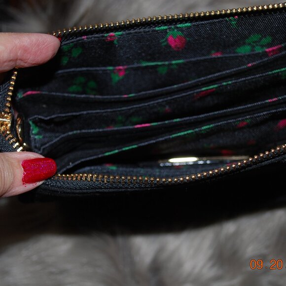 Betsey Johnson Elegant New Bag with gold color Chain - Picture 5 of 8